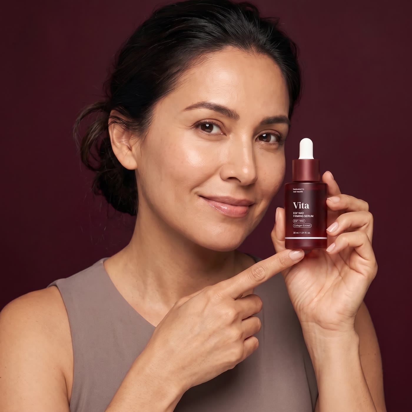 Mujer sosteniendo el frasco del sérum
