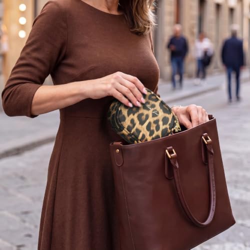 La cosmetiquera guardada dentro de un bolso de mano