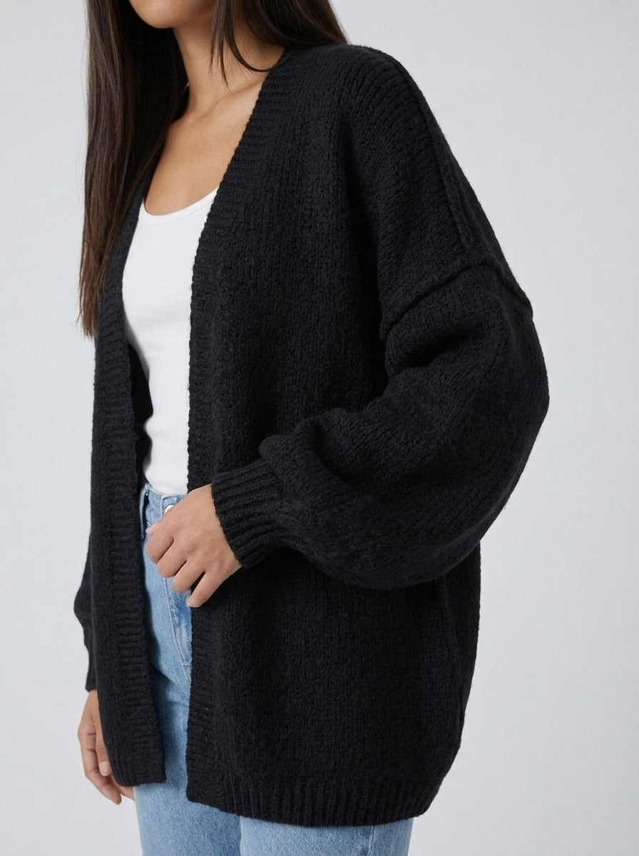 Cárdigan oversize negro - detalle de la manga linterna